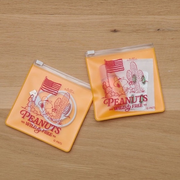 ビニール素材で中身が一目で分かるクリアポーチ