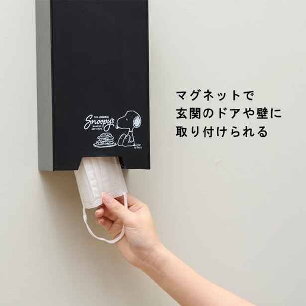 マグネット付きで玄関ドアに貼り付けられる