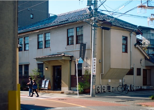 店は懐古趣味をくすぐるレトロな建物のなか