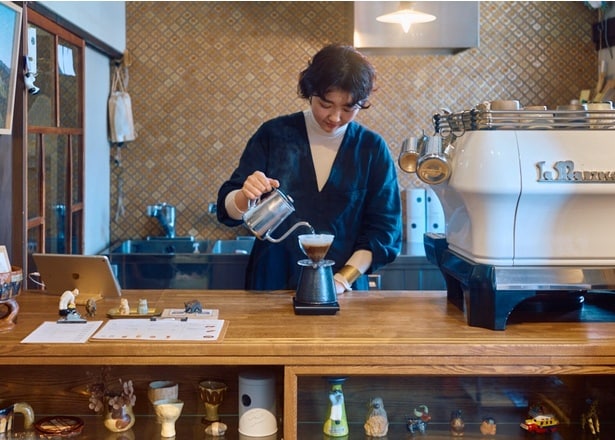 訪れた人との会話も大切に。阿部さんの朗らかな性格も人々を惹きつける要因のひとつ