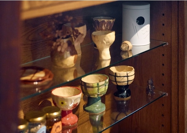 カウンター下を展示スペースとして活用。阿部さんが手がけた器も販売※価格は要確認