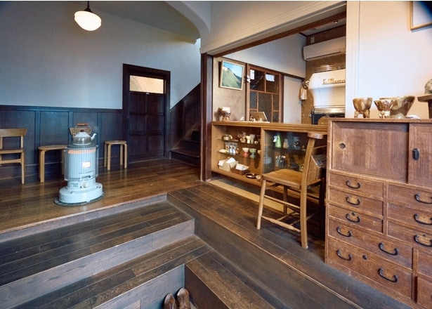 懐かしい雰囲気に包まれた建物内。施設利用時はカフェ向いの受付へ