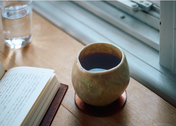 「コーヒー」(HOT550円〜)。豆はオレンジやミルクチョコレートのような甘さが特徴のブルンジ