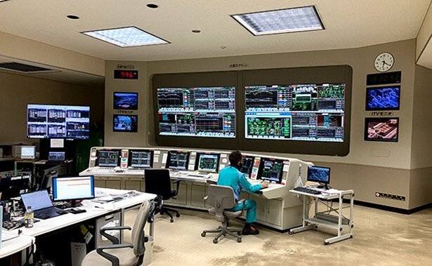 山口県にある柳井発電所内の中央制御室。24時間体制で発電設備の運転等が続けられている