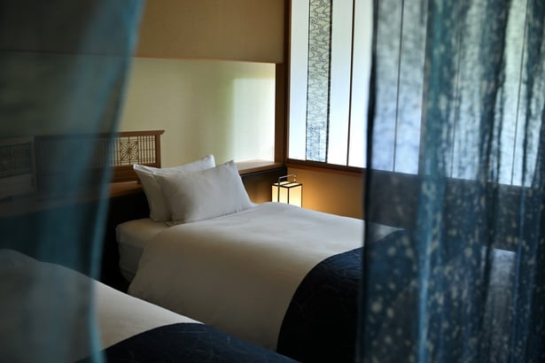 客室は、栃木の民藝「黒羽藍染(くろばねあいぞめ)」で設えられている