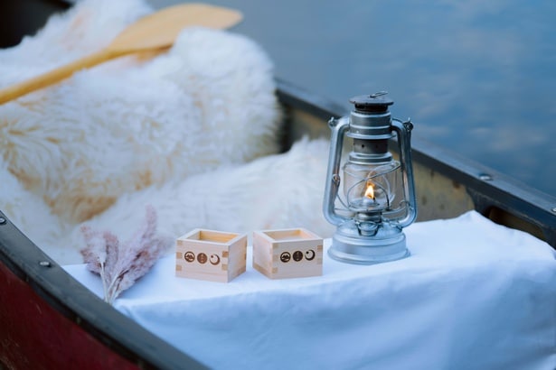 日の出カヌーでは絶景の眺めとともに温かい甘酒ドリンクを味わう