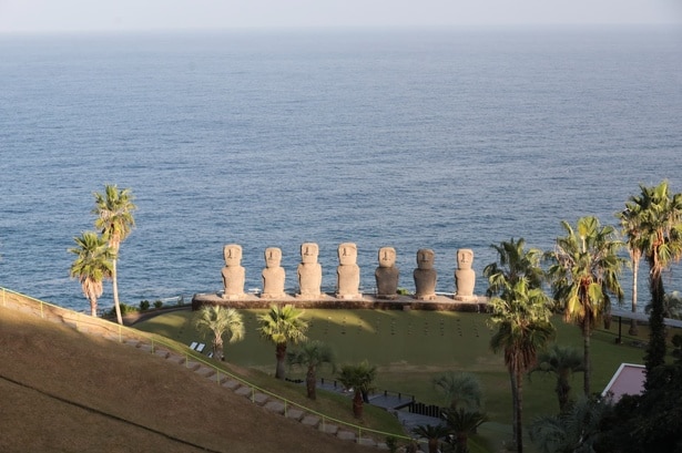 【写真】「サンメッセ日南」で見られる水平線と7体のモアイ像