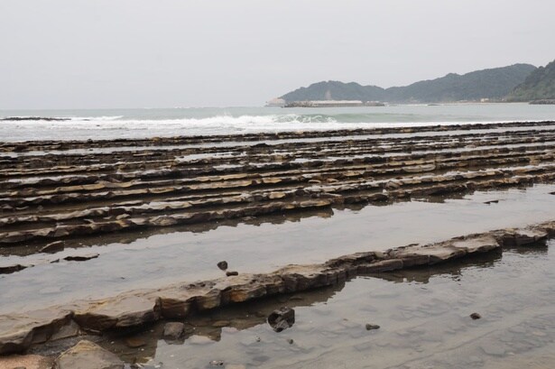 青島を取り囲むように海に向かって広がる“鬼の洗濯板”