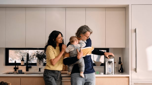 子どもを抱いたままでも簡単に使える「Baby Brezza 自動ミルク調乳器(Formula Pro Advanced)」