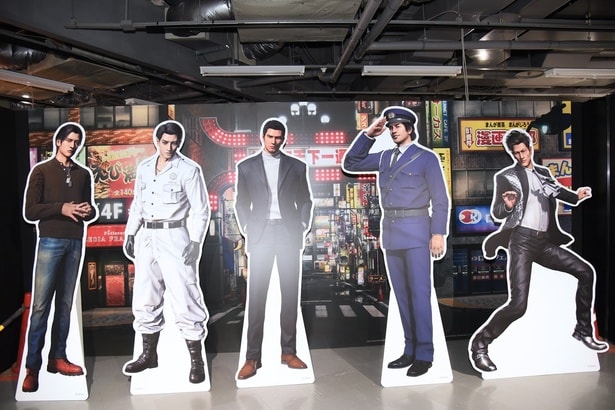 左より、峯義孝、真島吾朗、桐生一馬、足立宏一、柏木修の“20歳だったころの姿”の等身大パネル