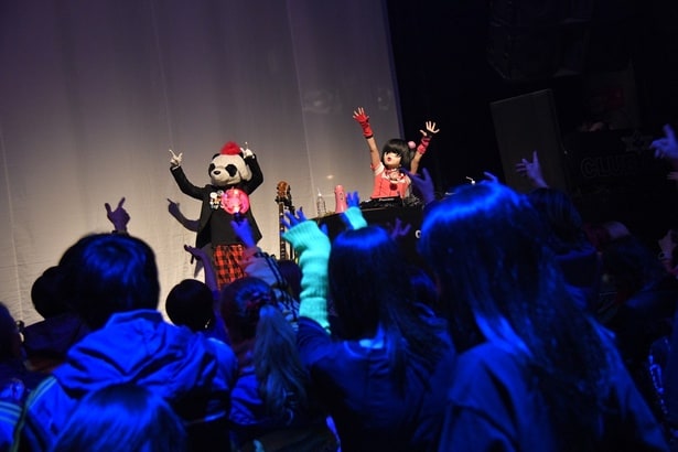 オープニング前、相棒のパンザブロウとオーディエンスを盛り上げる桃知みなみ