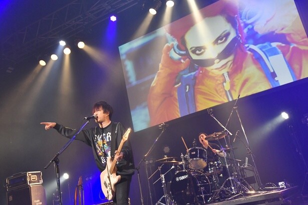 今年3年ぶりに再集結したshame。サービス精神旺盛なCUTTのMCも聞きどころの一つ