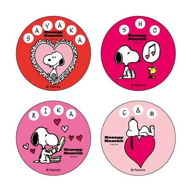 期間限定で追加される缶バッジデザイン。好きなアルファベットシールを貼ってオリジナル缶バッジが作れる