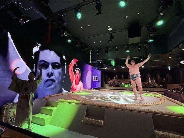 土俵ステージを中心にダイナミックな空間を創出