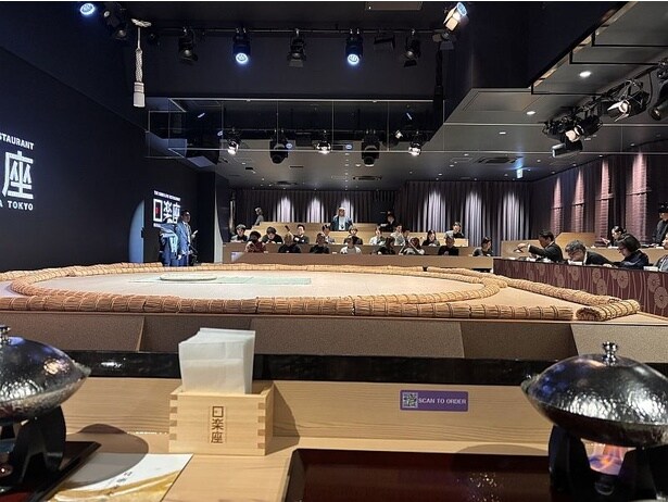 相撲ショーと日本の食文化を同時に堪能できる