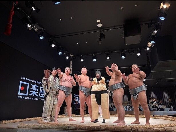 土俵ステージ上で力士と一緒に記念撮影ができる ※任意。グループ単位