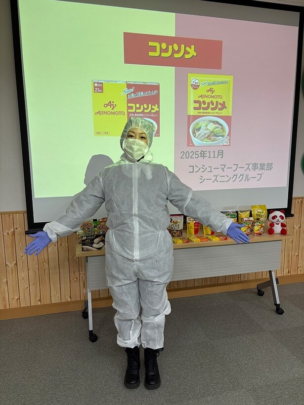 不織布の白衣や帽子などを着用して、工場見学ファッションに変身