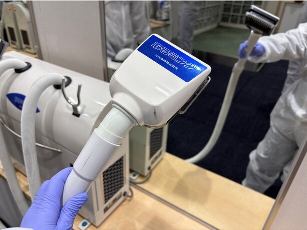 掃除機のような機械で体に付着した埃などをとっていく