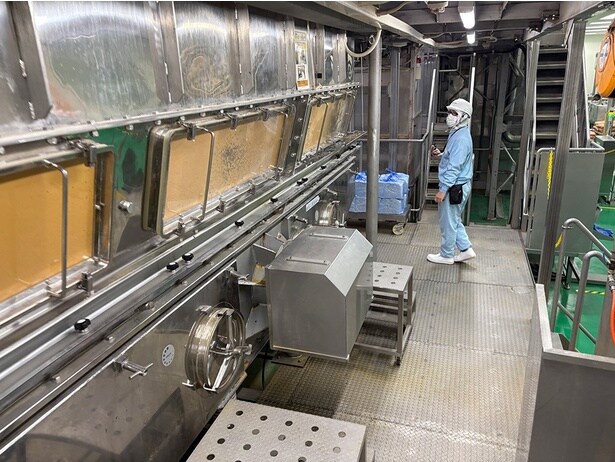 グラニュー糖や塩、スパイスなどで味付けされたエキスを乾燥、冷却していく