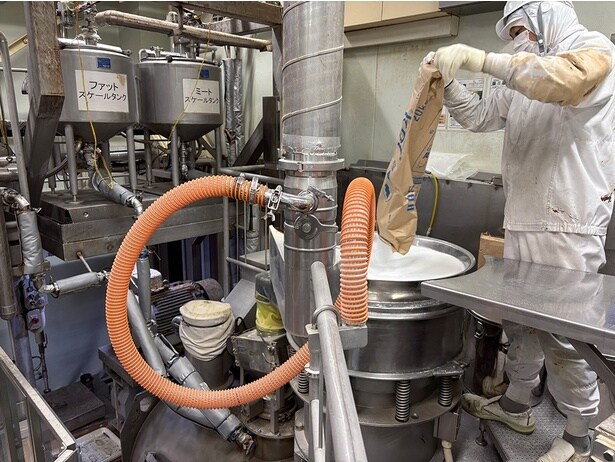 濃縮されたコンソメエキスにグラニュー糖を投入していく