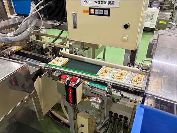 「固形21個入箱」が次々に流れてくる