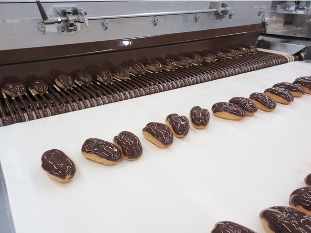 エクレアがチョコカーテンをくぐる様子