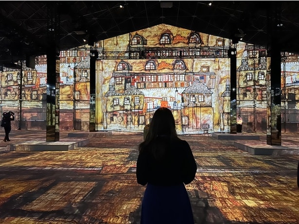 巨大な映像展示に圧倒され、エゴン・シーレの風景画『川沿いの家の壁』の世界に迷い込んでしまったかのよう