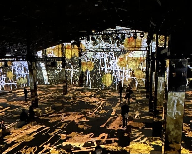 360度映像が映し出されるシアター内には高くなっている場所もあり、幻想的な映像演出と音楽の融合を俯瞰的に楽しむこともできる