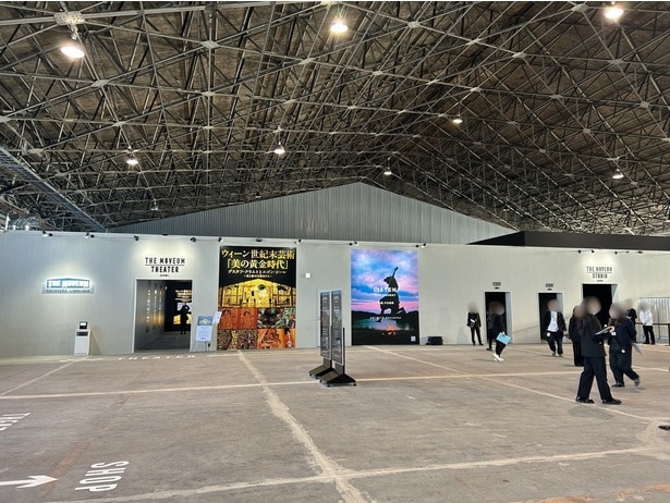 会場内には柱がなく、広々とした空間でイマーシブ展示を楽しめる