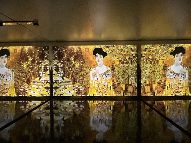 鏡面に挟まれ、無限に続くように見える映像空間で、より絵画に魅入られる体験も