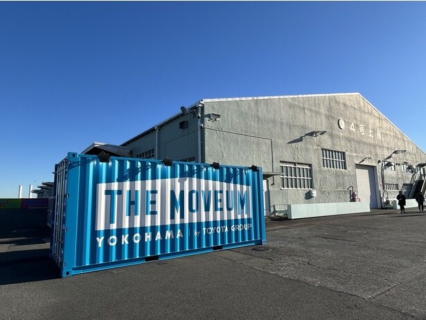 THE MOVEUM YOKOHAMAが開催される山下ふ頭4号上屋は、広角の三角屋根が印象的な歴史ある物流拠点の跡地だ