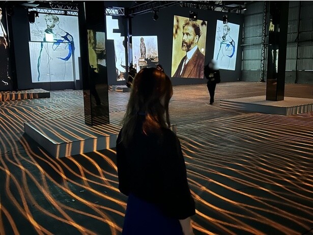 足元を彩るライトやスケッチの映像、ウィーンで活躍したグスタフ・マーラーの音楽などもシーレの芸術活動への懐古を促した