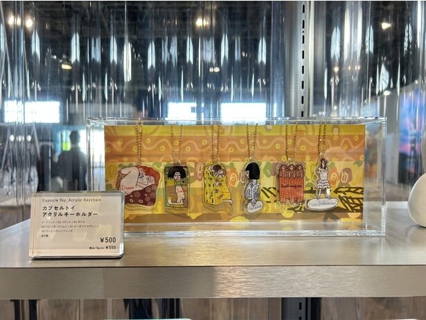 クリムトの名画がアクリルキーホルダーになって登場(各550円、ランダム全6種)