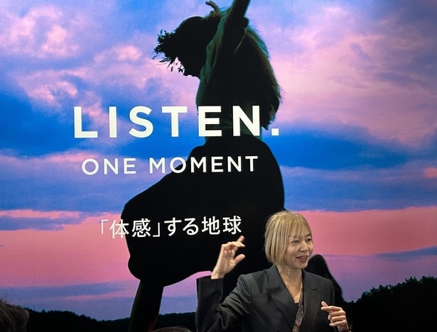 囲み取材に応じる俳優の山口智子さん