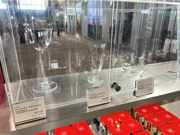 左から順にパトリシアン ゴブレットVE(4万700円)、パトリシアン ビアグラス(3万8500円)、Lily リリーカップ&ソーサー(5万4450円)