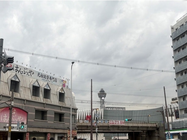 通天閣が大きく見え、新世界エリアと近いことがわかる