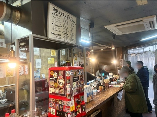 店内の様子。火曜日の午後に訪れたが、西成は火・水曜定休日の店が多いそうで次々と来店が。混雑時は90分制となっている