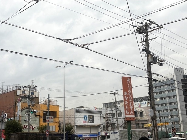 下町情緒が漂う店の周辺。この日は雨だったこともあり、雰囲気たっぷり