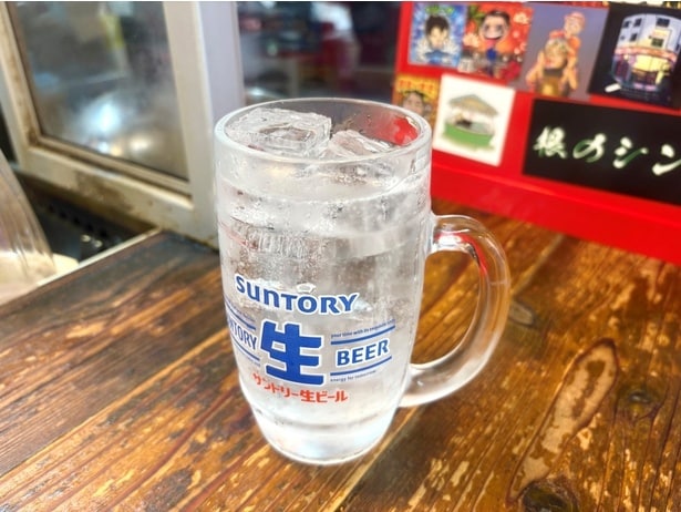 「レディゴー 翠ジンソニック」(550円)。ホルモンの油と相性抜群のさわやかさ