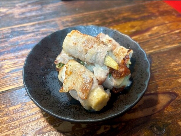 「ヤングコーンの豚しそチーズ巻き」(450円)