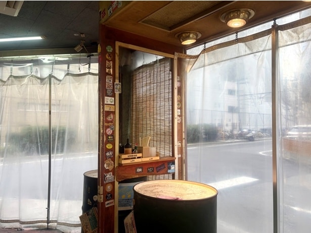 店内にいくつか置かれているドラム缶テーブル。なお、店内は禁煙なのでたばこが苦手な人でも安心