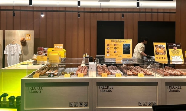 2025年12月4日、ニュウマン高輪28階に期間限定オープンした「FRECKLE donuts」