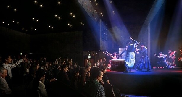 言葉の壁を越えて人と人をつなぐ「DRUM TAO」のパフォーマンス