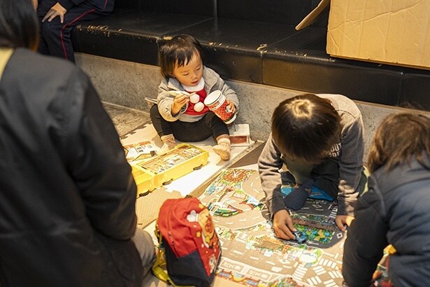 ダイニングバー クルーズの小上がりには、プレイマットが敷かれて準備万端