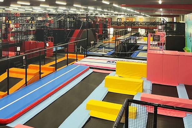 メインエリアでは、トランポリンに慣れて遊んで楽しめる