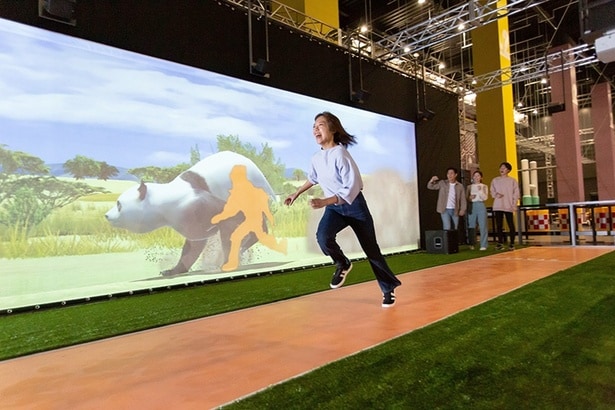 「ニゲキル」で猛獣から逃げるスリル満点の瞬間