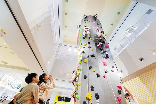 大きなボルダリングウォールには一面のアートが描かれている