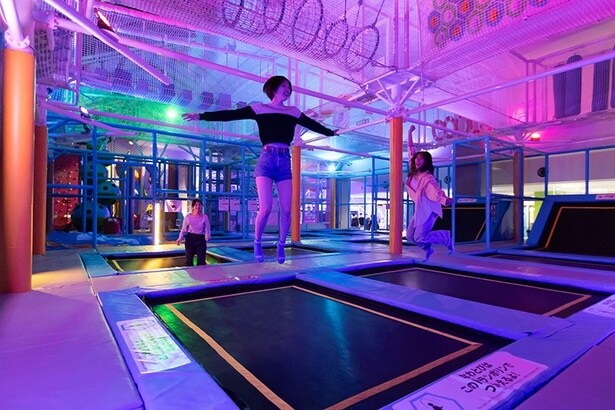 「ナイトトンデミ」では、イルミネーションの中でアスレチック