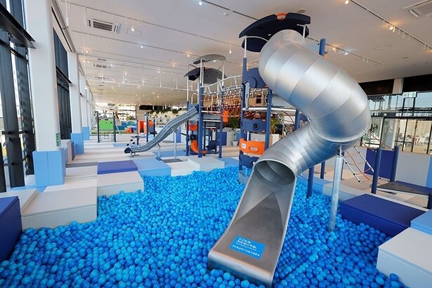 「スカイ・ハイウェイ」はハイウェイ(高速道路)を駆け抜けるように上下左右ダイナミックに移動するあそび場