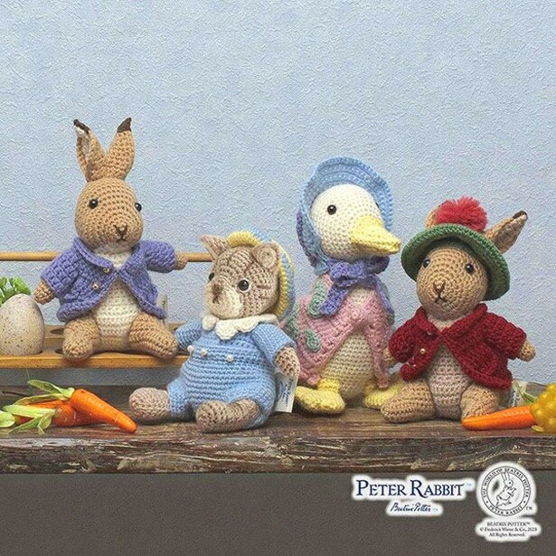 「編みぐるみ＜ピーターラビット(TM)となかまたち＞(編み物材料セット)」(1万3200円)。※画像は完成イメージ